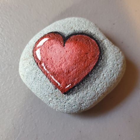 Painted Rock With Hearts, Stone Painting Love Couple, Artistic Rock Painting, Rock Painting Heart Ideas, Heart Painted Rocks Ideas, Heart Stone Painting, Heart Rocks Painted, Heart Rock Painting Ideas, Heart Rocks