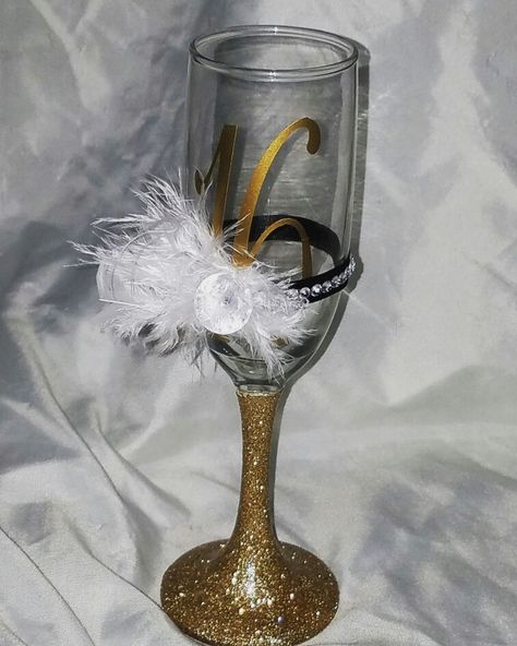 The Great Gatsby themed champagne glass Sweet 16 Champagne Glasses, Great Gasby, Wine Glasses Diy, Centerpiece Tray, Harlem Nights, Diy Wine Glasses, Great Gatsby Wedding, Toasting Glasses, Gatsby Wedding