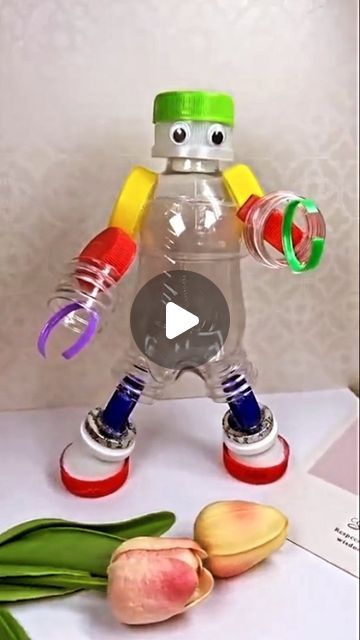 Uses For Plastic Bottles, Ecofriendly Crafts, Bottle Top Crafts, Robot Craft, Trash Into Treasure, Plastic Bottle Art, Fun Projects For Kids, Diy Robot, Kid Friendly Crafts