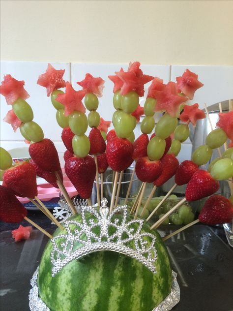 Magic wand fruit kebabs. Princess party. Princess Fruit Wands, Princess Theme Food Ideas, Princess Party Food Ideas For Kids, Unicorn Princess Party, Fruit Party Ideas, Fruit Party Ideas Kids, Fruit Wands, Princess Birthday Party Food, Princess Party Food