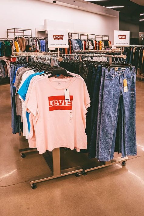 Levi's products on sale at the Century 21 department store in New York. This discount store in NYC is worth a visit! #NYC Christmas In New York Outfits, Nyc Budget, Shopping New York, New York Noel, New York Shopping, York Outfits, Best Places To Shop, Voyage New York, New York Outfits