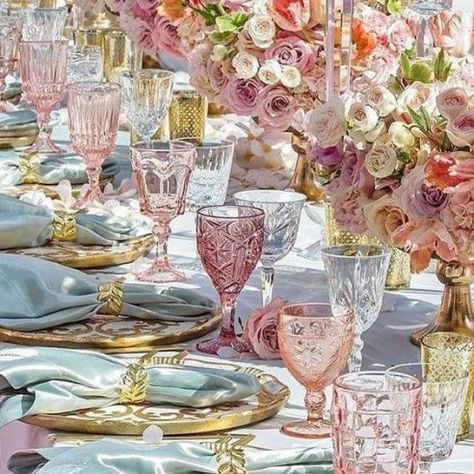 Spring Wedding Tablescapes, Lilac Festival, Lilac Bushes, Tafel Decor, Tablescape Ideas, Tablescape Inspiration, Strictly Weddings, Colored Glassware, Beautiful Table Settings