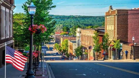 23 Charming Midwest Towns That Feel Like a Fairytale Marquette Michigan, Boundary Waters Canoe Area, Restaurants To Try, Harbor Springs, Grand Marais, Lake Huron, Mackinac Island, Beautiful Places To Visit, Lake Michigan