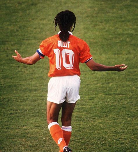 Ruud Gullit - Holland #10 (Euro '92) Loneliness Photography, Ruud Gullit, African Print Maxi Skirt, Everton Fc, Sports Hero, National Football Teams, Football Poster, World Football, Soccer Player