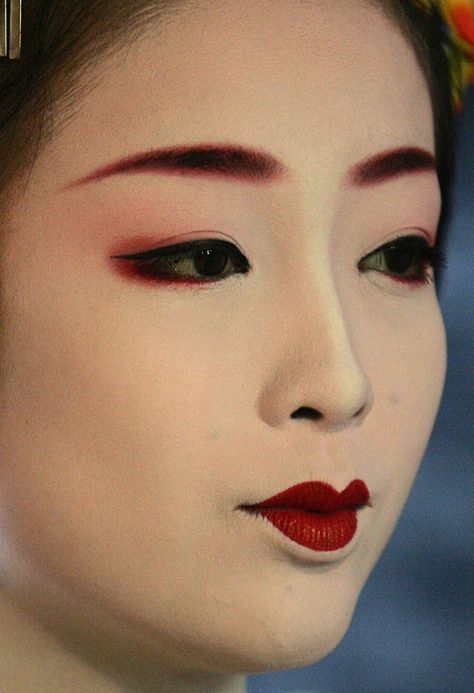 <3 Geisha Makeup, Chinese Makeup, Geisha Art, Japanese Makeup, Japanese Geisha, Maquillage Halloween, Kyoto Japan, Red Lipstick, Japanese Women