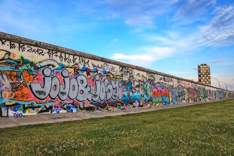 Approximately 2 kilometers of the Berlin Wall remains today. The longest section is the East Side Gallery, with murals painted by artists from around the world. Germany Facts, East Side Gallery, The Berlin Wall, Berlin Travel, Wall Flowers, Berlin Wall, City Break, Outdoor Art, Berlin Germany