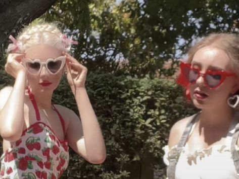 Coquette girls, vintage americana style Summer Red Lipstick, Dress Country Outfit, Born To Die Summer, Vintage Americana Fashion, Country Coquette, Lana Del Rey Summer, Vintage Americana Aesthetic, Coney Island Baby, 50s Aesthetic