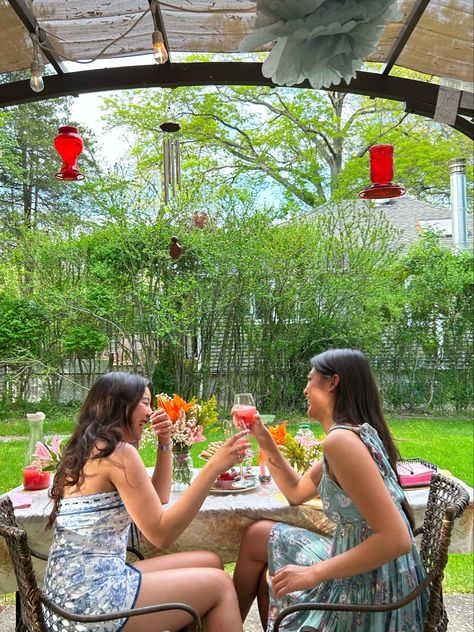 #brunch #duopose #bestfriendpictures #brunchaesthetic #picnic Brunch Photoshoot, Picnic Pictures, 2 Girl, Best Friend Pictures, Friend Pictures, Birthday Photos