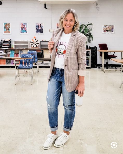 White Sneakers Blazer Outfit, Boyfriend Jeans Midsize, White Sneakers Outfit Midsize, Oversized Blazer Outfit Midsize, Mid Size Blazer Outfit, Blazer Outfits Midsize, Boyfriend Jeans Outfit Fall Casual, Midsize Blazer Outfit, Midsize Petite Outfits