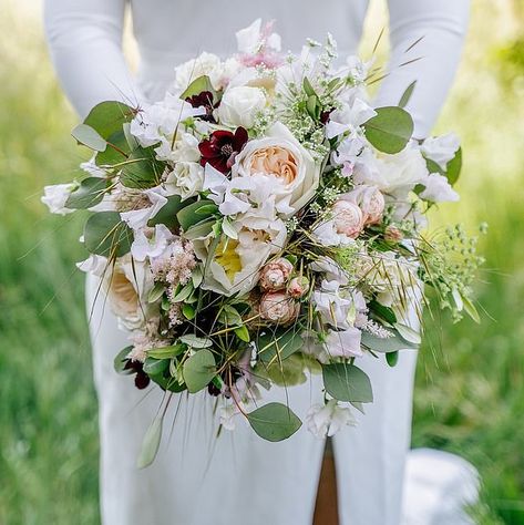 Carrie Symonds' woke wedding guide: From the ethical dress to the wild flower bouquet (and a Lulu Lytle gift or two), how Boris Johnson's bride could have the big day of her dreams Garden Rose Bridal Bouquet, Flowers Luxury, Luxury Florists, Vintage Colour Palette, Country Garden Weddings, Rose Bridal Bouquet, Beautiful Bouquets, Wild At Heart, Luxury Flowers