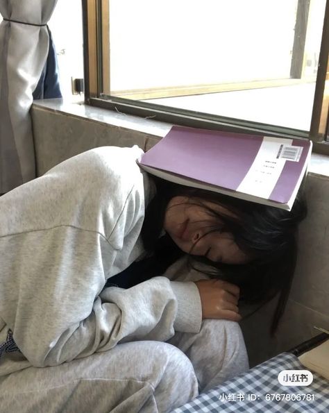 Fajer Core, Asleep Aesthetic, Sleepy Girl Aesthetic, Tired Studying, Tired Aestethic, Tired Student, Tired Of School, Tired Of Studying, Sleepy Mood