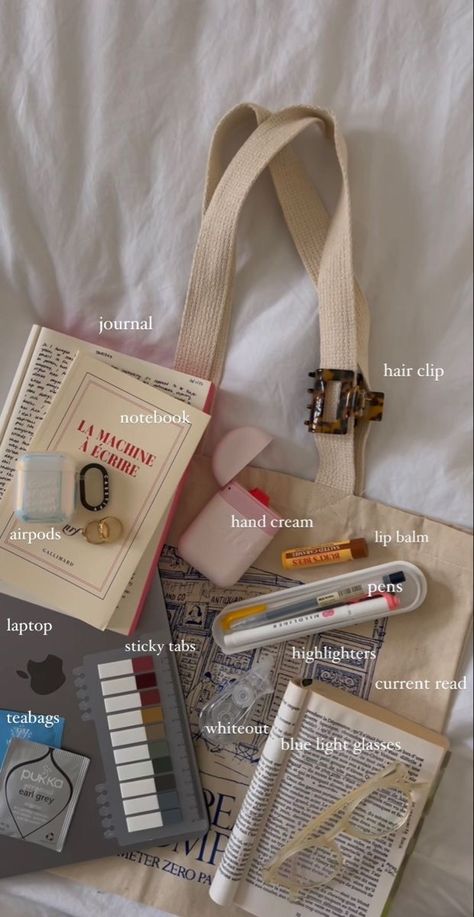 Schul Survival Kits, Romanticize School, Bag Supplies, Back To University, Everyday Bag Essentials, What's In My Bag, School Bag Essentials, Backpack Essentials, Busy Woman