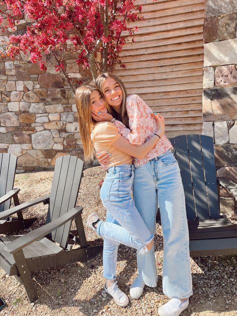 Mother Day Photo, Mommy And Me Poses, Aesthetic Mother, Mothers Day Photoshoot, Homecoming Poses, Cute Friend Poses, Gifts Aesthetic, Cute Photo Poses, Sisters Photoshoot Poses