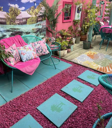 Backyard Decor Ideas, Amazing Backyard, Landscaping Backyard, Colorful Patio, Dream Patio, Green Art Deco, Bold Decor, Areas Verdes, Backyard Inspiration