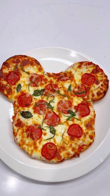 Mickey Food Ideas, Mickey Mouse Pizza, Bread With Olive Oil, Mickey Mouse Food, Mickey Mouse Birthday Party Ideas, Simple Pizza, Pizza Dinner, Disney California Adventure Park, Sourdough Pizza