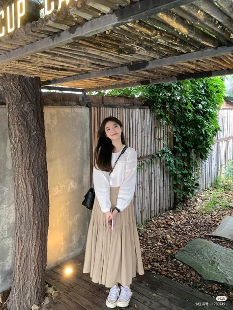 Aesthetic Korean Fashion, Skirt Outfits Korean, Japanese Minimalist Fashion, Skirt Ootd, Modest Girly Outfits, Outfits Black Women, Rok Outfit, Fashion Outfit Ideas, Long Skirt Fashion