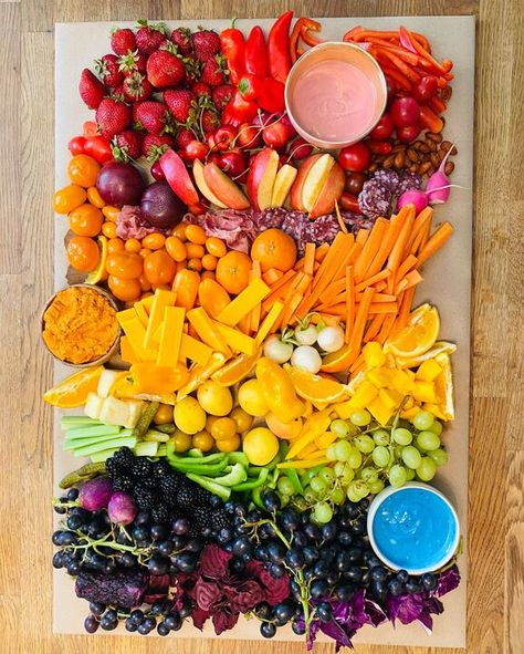 Colorful Snacks Birthday Parties, Rainbow Finger Food, Rainbow Platter Parties Food, Rainbow Fruit Charcuterie Board, Rainbow Snack Table, Rainbow Fruit And Veggie Trays, Rainbow Cheese Board, Tie Dye Charcuterie Board, Charcuterie Board Rainbow