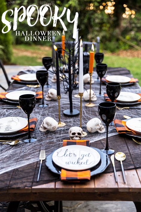 Host an adult Halloween party for you and your friends! Check out top tips for decorating, setting the table in style, and serving up a Halloween menu too! Witches Dinner, Adult Halloween Party Decorations, Halloween Brownies, Halloween Table Settings, Halloween Party Table, Halloween Party Decor Diy, October Country, Halloween Menu, Table Halloween