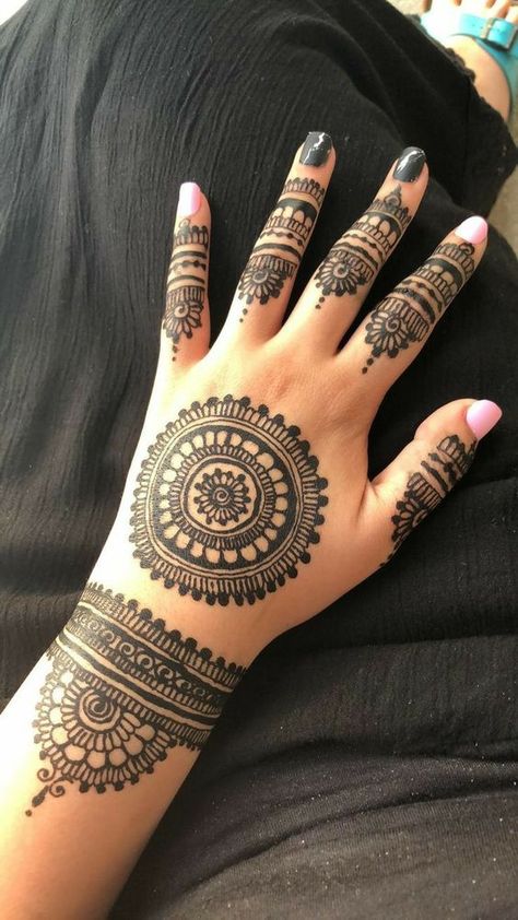 Royal Finger Mehndi Design. Round Mendhi Design Simple, Simple Mehendi Designs, Tato Henna, Legs Mehndi Design, Simple Henna Tattoo, Tattoo Henna, Mehndi Designs For Kids, Very Simple Mehndi Designs, Simple Mehndi Designs Fingers