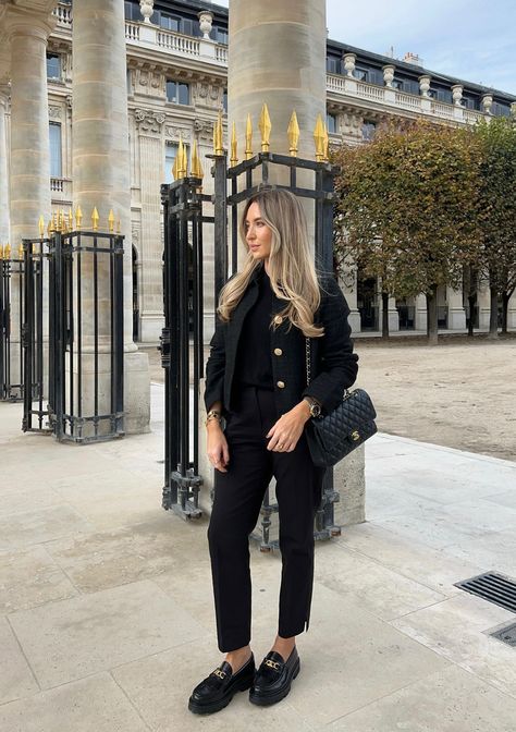 Classy Outfits Blazer, Black Blazer Winter Outfit, Black Blazer Outfit Winter, Boucle Blazer Outfit, Blazer Tweed Outfit, Black Tweed Blazer Outfit, Black Tweed Jacket Outfit, Mocassin Outfit, Gucci Loafers Outfit