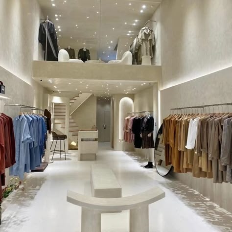 Irregular decoration of clothing store Modern Clothing Store Design, Modern Store Interiors, Store Design Boutique Inspiration, Clothing Store Layout, Clothing Boutique Interior Design, Fashion Boutique Design, Modern Clothing Store, Luxury Boutique Interior, Clothing Store Interior Design