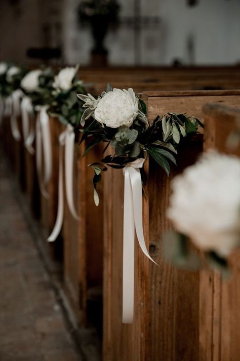 Church Pew Wedding, Church Wedding Decorations Aisle, Church Pew Decorations, Simple Church Wedding, Pew Flowers, Wedding Church Decor, White Wedding Ceremony, Pew Decorations, Wedding Pews