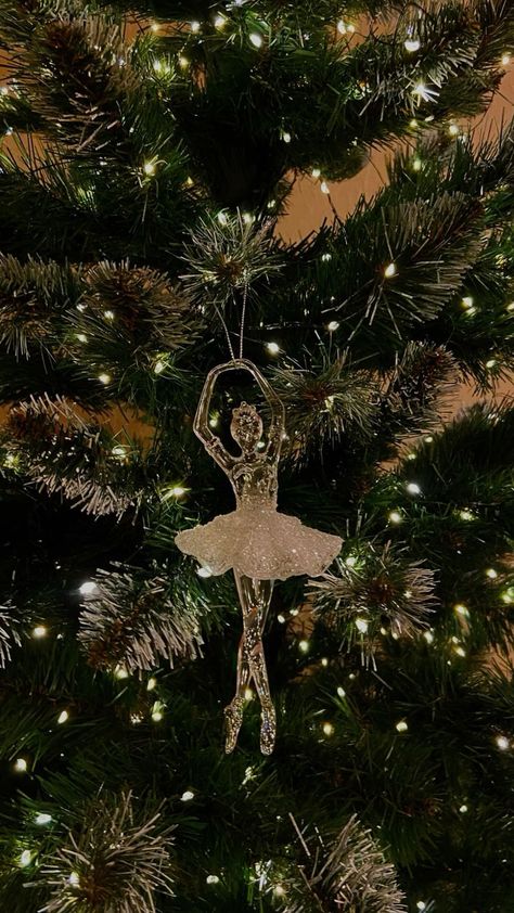 Christmas Tree Aesthetics, Ballerina Christmas Ornaments, Ballerina Christmas Aesthetic, Christmas Ballet Aesthetic, The Nutcracker Aesthetic Wallpaper, Ballerina Christmas Tree, Navidad Aesthetic, Christmas Tree Aesthetic, Ballerina Christmas