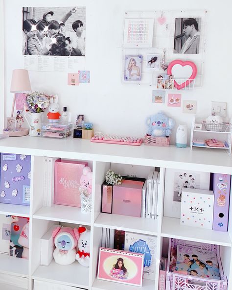 aesthetic kpop room Blackpink Shelf Ideas, Cute Kpop Bedroom, Kpop Shelves Aesthetic, Aesthetic Kpop Rooms, Kpop Room Shelf, Kpop Room Aesthetic Shelf, Cute Kpop Room Ideas, Kpop Album Shelf Aesthetic, Bts Shelf Ideas