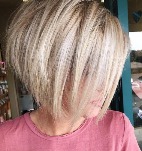 Shaggy Rounded Bob with Teased Roots Kort Bob, Κούρεμα Bob, Hairstyles Bob, Hair Pics, Choppy Bob Haircuts, Textured Haircut, Stacked Bob, Choppy Bob, Choppy Bob Hairstyles