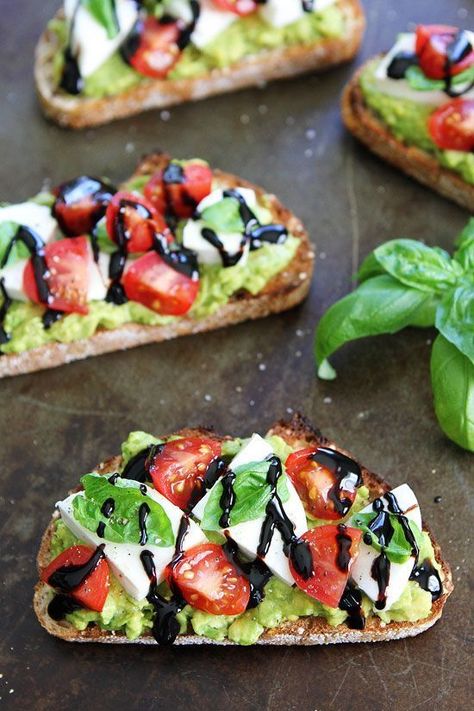 Caprese Avocado Toast Healthy Food Recipes Easy Breakfast Ideas, Caprese Avocado Toast, Healthy Summer Lunch, Caprese Toast, Caprese Avocado, Summer Lunches, Sommer Mad, Avocado Dessert, Simple Lunch