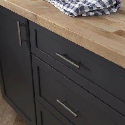 Whether you're remodeling your kitchen or bathroom, hardware is one area you shouldn’t overlook. If you have black cabinetry, here are some of the best hardware options. Black Hardware Kitchen, Navy Kitchen Cabinets, Black Kitchen Countertops, Black Cabinet Hardware, Black Kitchen Island, Black Kitchen Cabinets, Old Cabinets, Kitchen Cabinet Hardware, Kitchen Hardware