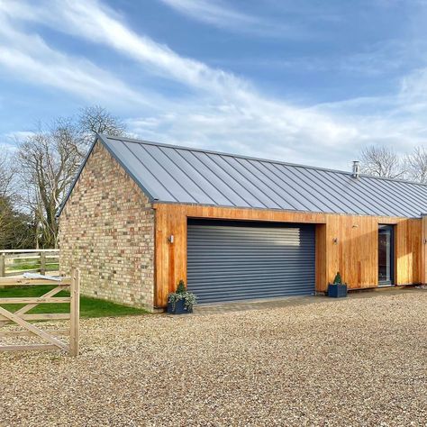 Zinc Roof House, Farm Bungalow, Brick Garage, Garage Homes, Barn House Interior, Zinc Roof, Diy Shutters, House Shed, Modern Barn House