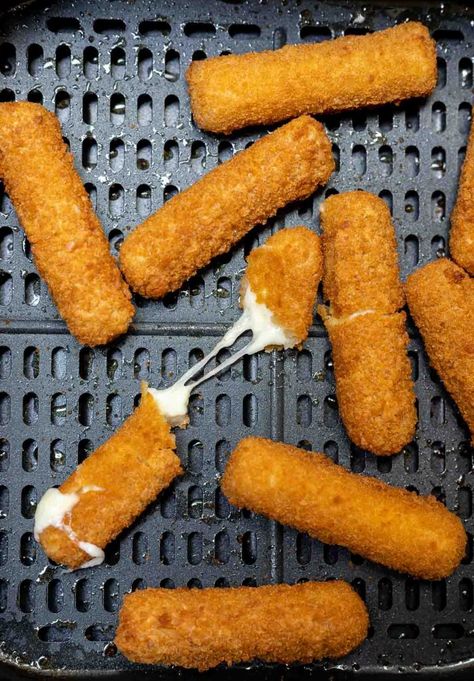 Cooking Frozen Mozzarella Sticks in an Air Fryer is a fantastic quick and easy appetizer or snack. Air Fryer Mozzarella Sticks get super crisp on the outside with perfectly melted cheese inside. #airfryerrecipes #airfryer #mozzarellasticks #appetizerrecipes #airfryerappetizers #airfryersnacks Frozen Mozzarella Sticks, Air Fryer Mozzarella Sticks, Air Fryer Mozzarella, Tefal Actifry, New Air Fryer Recipes, Cheese Stick, Air Fried Food, Quick And Easy Appetizers, Mozzarella Sticks