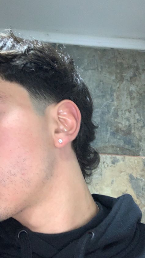 Single Ear Piercing Men, Mens Lobe Piercing, Men Ears Pierced, Ear Piercing Ideas For Men, Men’s Earrings Aesthetic, Men Ear Piercing Ideas, Mens Earrings Aesthetic, Earrings Men Aesthetic, Guys With Earrings