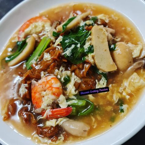 Here's How To Cook Wat Tan Hor (Flat Rice Noodles with Egg Gravy) With This Simple Recipe - KL Foodie Noodles With Egg, Flat Rice Noodles, Egg Gravy, Prawn Fish, Kong Recipes, Gravy Ingredients, Asian Noodles, Everyday Dishes, We Are Back