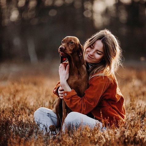 Photography Dogs Ideas, Dog Photos Ideas, Me And My Dog Photography, Dog Photoshoot Outdoor, Poses To Do With Your Dog, Pictures With My Dog, Puppy Photoshoot Ideas Dog Owners, Outdoor Pet Photography, Cute Dog Photoshoot Ideas