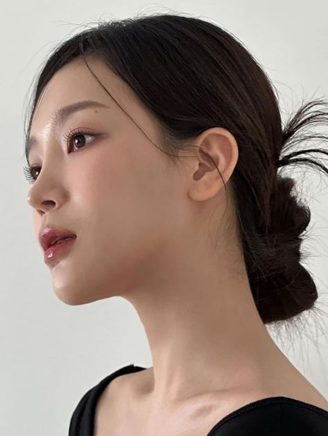 Korean low bun hairstyle Korean Hair Bun, Korean Wedding Hair, Hair Bun Styles, Korean Bun, Korean Hairstyles, Up Hairdos, U Shaped Hair, Korean Hair, Bun Styles