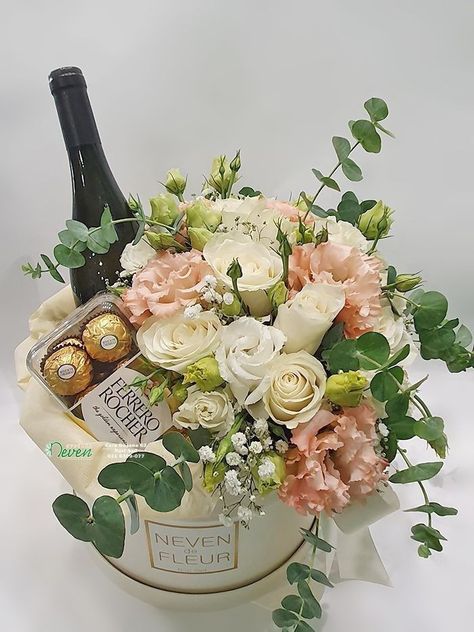 Flower Box Ideas Gift, Wine And Flowers Gift Boxes, Box Flowers Gift Ideas, Flowerbox Diy, Flowerbox Ideas, Valentine Gift Baskets, Fruit Basket Gift, Bouquet Box, Flower Bouquet Diy