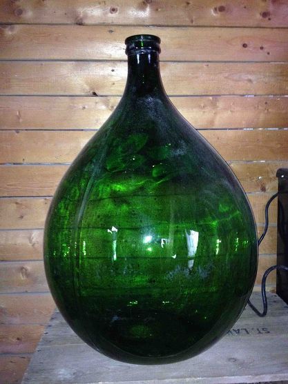 Greek Taverna, Green Glass Bottles, Green Glass Vase, Green Bottle, Glass Containers, Glass Bottle, Green Glass, Glass Bottles, Bottles Decoration