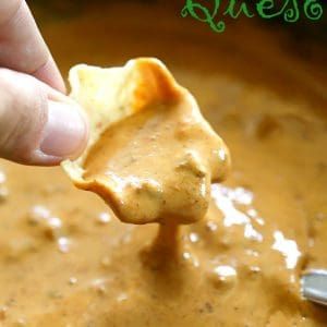 Chili Queso Dip, Easy Queso, Chips Dip, The Girl Who Ate Everything, Dip Easy, Queso Dip Recipes, Chili Dip, Cheesy Dip, Cheesecake Dip