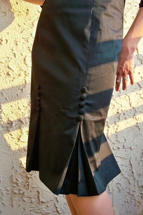 kick pleats :are short pleats leading upwards from the bottom hem of garments such as skirts or coats, usually at the back. They allow the garment to drape straight down when stationary while also allowing freedom of movement. Kick Pleat Skirt, Diy Skirts, Skirt Tutorial, Pleat Skirt, Kick Pleat, Sewing Skirts, A Skirt, Beautiful Skirts, Mode Inspiration