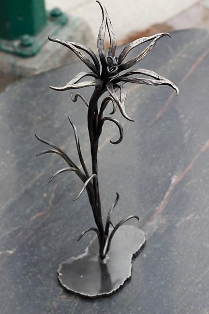 Welded Sculpture, Art Fer, Metal Sculpture Artists, Hantverk Diy, Flower Sculpture, Welding Art Projects, Metal Tree Wall Art, Metal Welding, Sculpture Metal