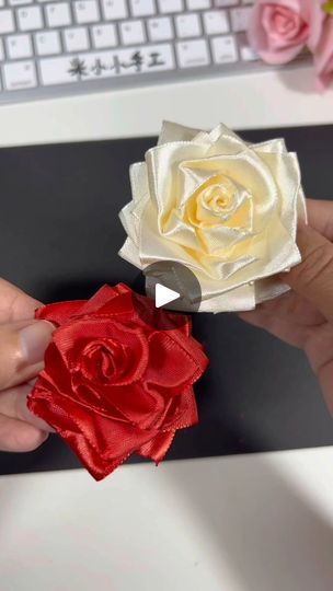 Facebook Gift Paper Craft, Flower Arrangement Workshop, Satin Ribbon Roses, Flower Arrangement Designs, Flower Artists, Paper Craft Ideas, Ribbon Rose, Diy Roses, Gift Paper