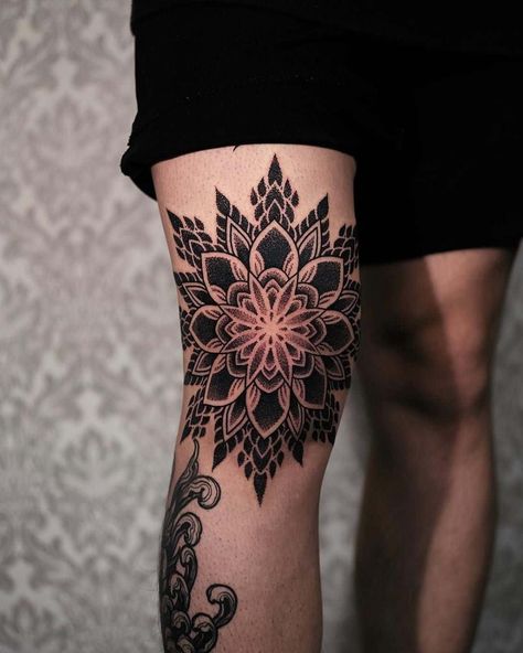 Mandala Tattoo Mann, Mandala Tattoo Neck, Simple Mandala Tattoo, Geometric Tattoo Leg, Tato Mandala, Mandala Tattoos, Geometric Mandala Tattoo, Muster Tattoos, Elbow Tattoos