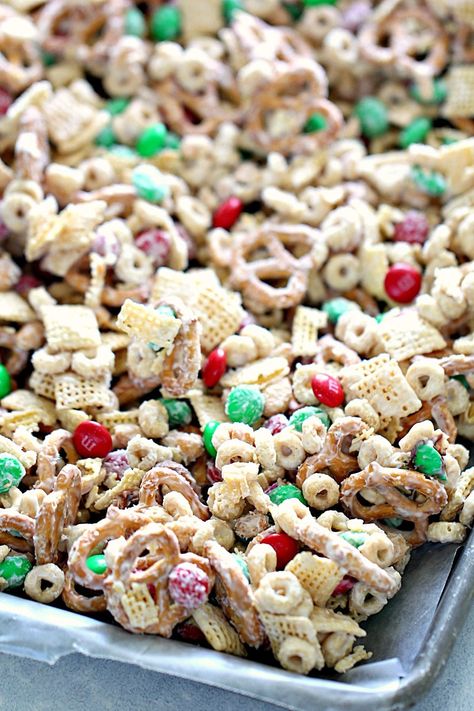 Chex Party Mix Recipe, White Chocolate Chex Mix, Chocolate Chex Mix, Party Mix Recipe, Chex Mix Christmas, Chex Party Mix, Chocolate Chex, Amish Bread, Xmas Treats