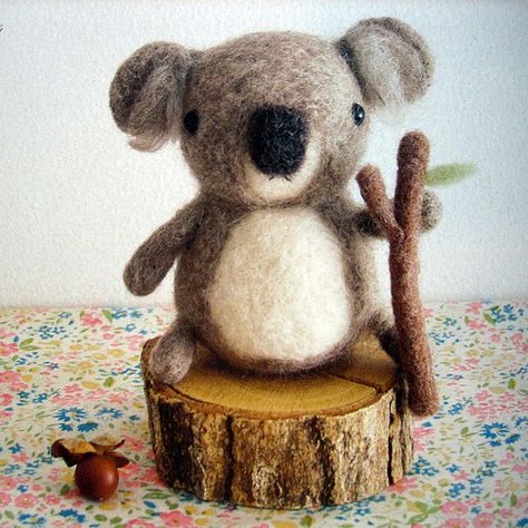 Needle Felt Koala, Felt Koala, Felt Creatures, Felted Bear, Felted Art, Needle Felting Diy, Felting Ideas, Wool Needle Felting, Needle Felting Tutorials