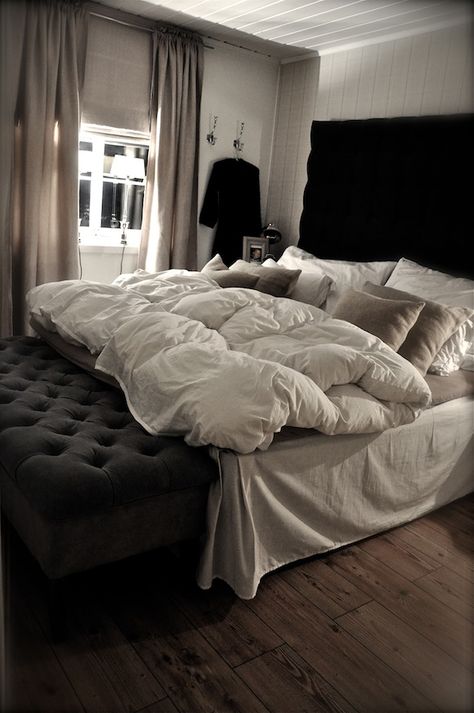 Bedding Photography, Black Headboard, Bedroom Decor Cozy, Trendy Bedroom, Cozy Bedding, Decoration Inspiration, Cozy Apartment, Beautiful Bedrooms, Home N Decor