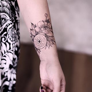 Hecate’s wheel symbol for @nata_vedana 🌙 Dandelion Bird Tattoos, Diana Severinenko, Small Feminine Tattoos, Wheel Tattoo, Human Canvas, Symbol Tattoos, Feminine Tattoos, Skin Art, Art Ink