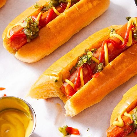 Carrot Hot Dogs Carrot Hotdogs, Carrot Hot Dogs, Veggie Bbq, Veggie Dog, Vegetarian Hot Dog, Carrots Roasted, Bbq Veggies, New Food Trends, Veggie Dogs