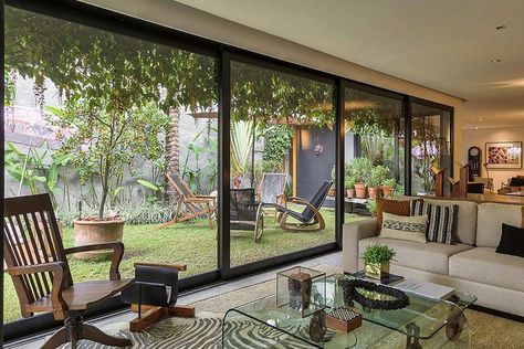 Courtyard Design, Tropical House, Courtyard House, Design Exterior, House Extensions, Dream House Exterior, A Living Room, Glass Doors, Design Case